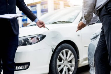 Sigorta acentesi panoya arabanın peşinden incelenirken yazma bir