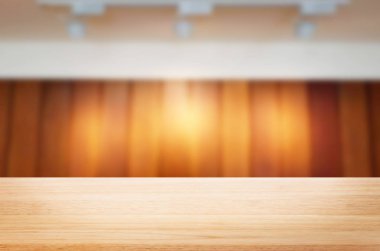 Boş ahşap masa ve bulanık ayırtıldı kafe açık renkli. Produ