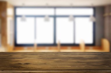 Ahşap masa üstü bulanıklık pencere cam sabah b üzerinde boş