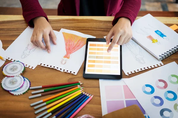 Mujeres jóvenes que trabajan como diseñadora de moda eligiendo el color para dibujar — Foto de Stock