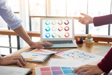 iki genç erkek moda tasarımcıları çalışma ve kroki çizim 