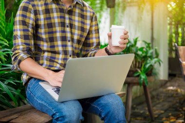 hafta sonu bir park gar açık dizüstü bilgisayarda çalışan adam