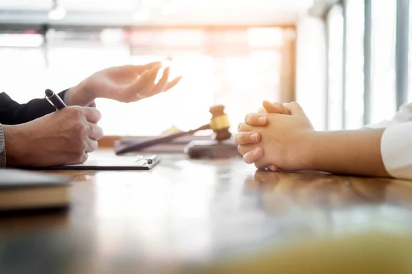 Geschäftsleute und Anwälte diskutieren Vertragspapiere — Stockfoto