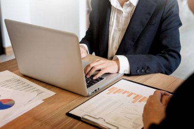 Ofis Masası çalışma ve dijital bir comp kullanarak iş adamı takım