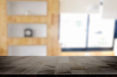 Ahşap masa üstü bulanıklık pencere cam sabah b üzerinde boş