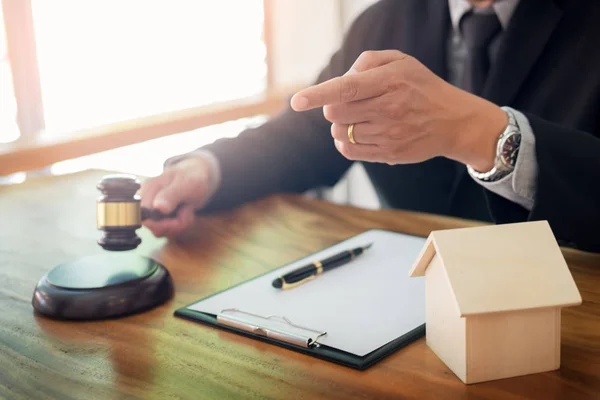 Judge wags his finger as he lays down the law in estate lawsuit — Stock Photo, Image