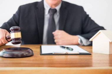 Erkek yargıç avukat içinde A mahkeme çarpıcı tokmak sondaj 