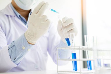 Bilim adamı bırakarak reaktif t test etmek için Damlalık ekler.