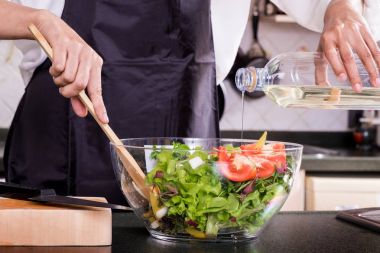 Sağlıklı kadın yapar taze sebze salatası, zeytinyağlı domates