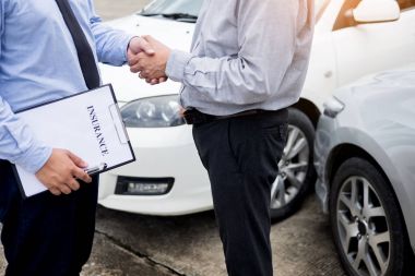 Müşteri için kabul sonra otomatik sigorta acenteleri ile el sallamak