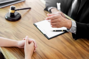 iş adamları ve avukatlar tartışırken sözleşme kağıtları oturan bir