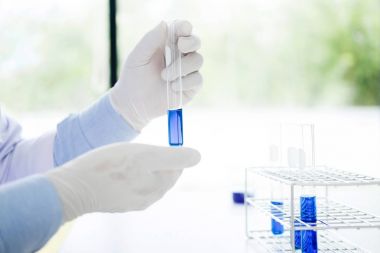 Laboratuvarda çalışan Asya bilimsel araştırmacı test küvet tutar