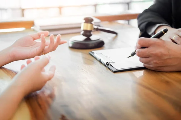 iş adamları ve avukatlar tartışırken sözleşme kağıtları oturan bir
