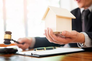 Emlak dava hukuk aşağı bırakır gibi yargıç parmağını wags