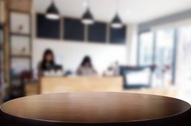 Seçilen odak boş kahverengi ahşap masa ve kafeterya bac bulanıklık