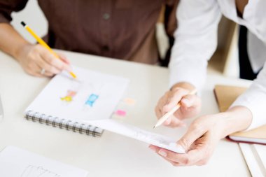 iki genç erkek moda tasarımcıları çalışma ve kroki çizim 