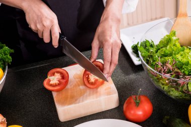 Sağlıklı kadın yapar taze sebze salatası, zeytinyağlı domates