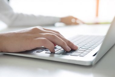Laptop klavye üzerinde yazma ve tablet f kullanarak iş kadın el