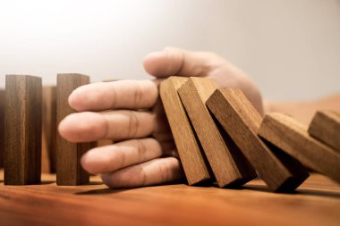 işadamı el durdurmak Domino sürekli devrildi veya c ile risk