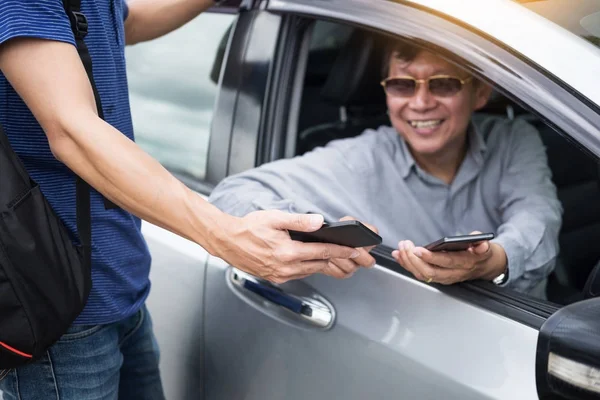 Turystów lub podróżny zasięgnąć porady mapę z inteligentny telefon z taxi — Zdjęcie stockowe