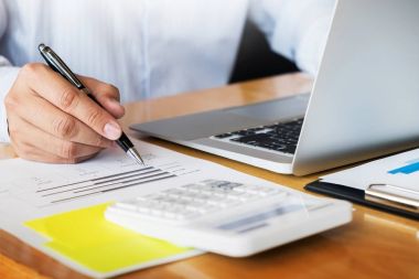 ahşap desk(table) defter ile çalışan iş erkek hesaplamak