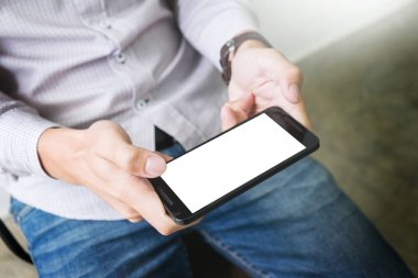 Genç, closeup iskambil video oyunları üzerinde cep telefonu.