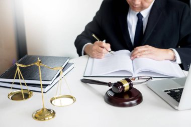 avukat el mahkeme (adalet, hukuk) belgede sou ile yazıyor.