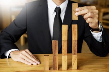 Kavramı giderek artan değeri. iş adamı Seç bir ahşap blok