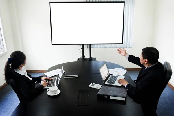 Giovane imprenditore che lavora a una videoconferenza utilizzando un computer desktop com — Foto Stock