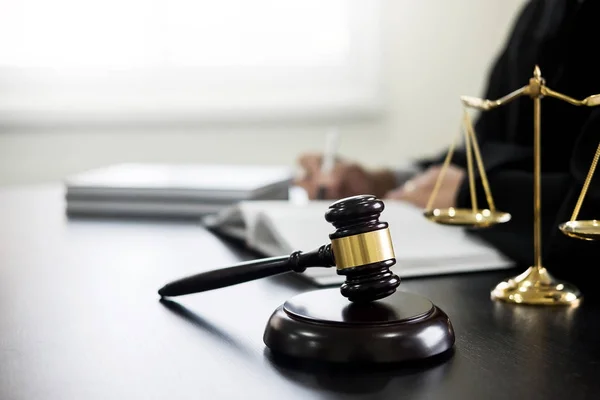 Hamer en soundblock Justitie en advocaat werkt op houten — Stockfoto