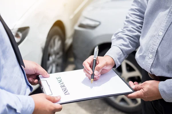 Agente de seguros de carro enviar uma caneta para seus clientes assinar o segurador — Fotografia de Stock