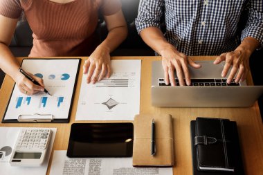 Takım iş süreci. genç iş yöneticileri ekip ile yeni çalışma