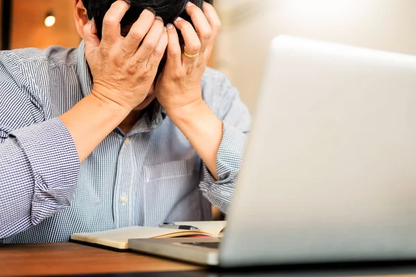 Empresario estresado Sentirse enfermo y cansado mientras está sentado en su lugar de trabajo en la oficina, concepto de plazo —  Fotos de Stock