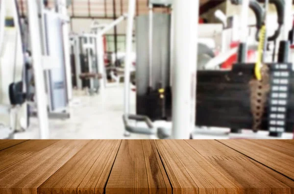 Mesa de madeira no fundo borrado de fitness ginásio interior de mo — Fotografia de Stock