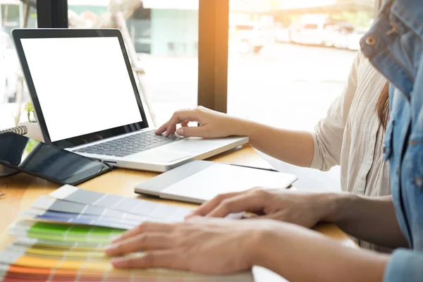 Partner di progettazione grafica che lavorano insieme ristrutturazione e tecnolo — Foto Stock