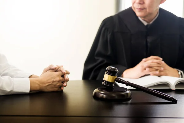 iş adamları ve avukatlar tartışırken sözleşme kağıtları oturan bir