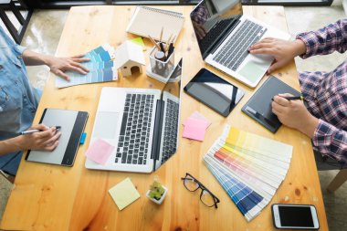 Yenileme ve technolo birlikte çalışan grafik tasarım ortakları