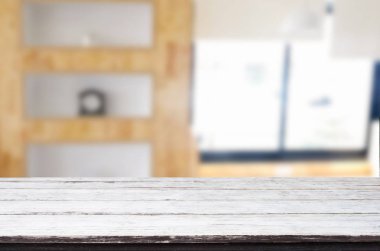 Ahşap masa üstü bulanıklık pencere cam sabah b üzerinde boş