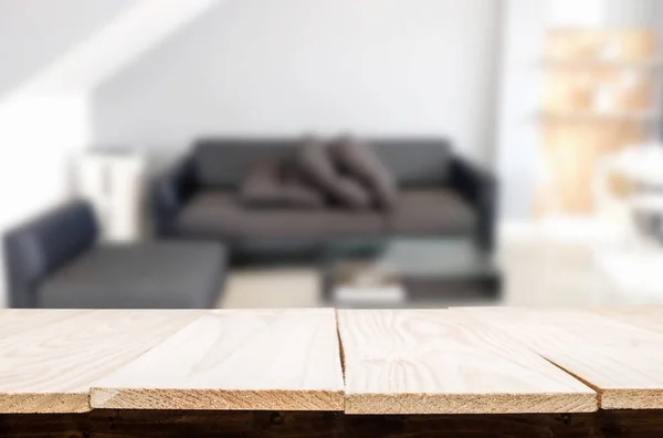 Пустой деревянный стол и украшения интерьера комнаты фон, штанга — стоковое фото