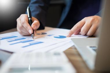 İş adamı kar Finans verileri grafik docume rapor analiz