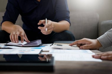 Grup başarılı iş adamları evrak ve USI tartışıyor