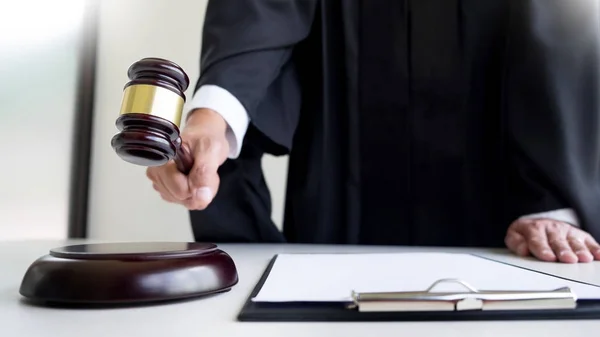 Male Judge lawyer In A Courtroom Striking The Gavel on sounding — Stock Photo, Image