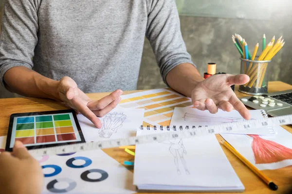 Deux jeunes femmes travaillant comme stylistes et dessinatrices — Photo