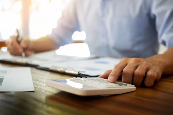 Zakenmannen bezig met houten desk(table) met laptop berekenen — Stockfoto