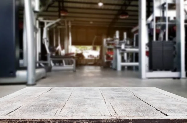 PT fitness spor salonu iç bulanık arka plan üzerinde ahşap masa — Stok fotoğraf