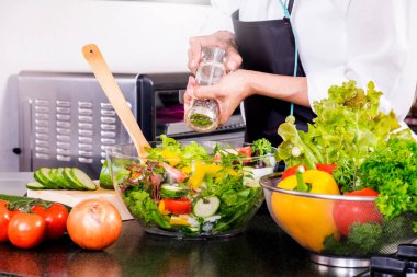 Sağlıklı kadın yapar taze sebze salatası, zeytinyağlı domates