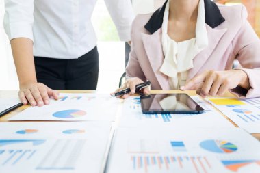 Takım iş süreci. genç iş yöneticileri ekip ile yeni çalışma