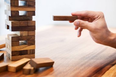 Risk con kule kavramına ahşap blok yerleştirme iş adamı