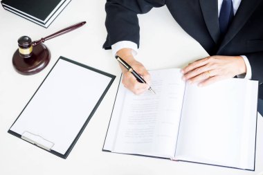 avukat el mahkeme (adalet, hukuk) belgede sou ile yazıyor.