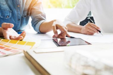 Yaratıcı veya pantone renk örneği ile iç tasarımcılar ekip çalışması ve 